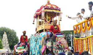 ಸಿಎಂ ಆಗಿ ಅತಿ ಹೆಚ್ಚು ಬಾರಿ ಅಂಬಾರಿ ಏರಿದ ಚಾಮುಂಡಿ ತಾಯಿಗೆ ಪುಷ್ಪಾರ್ಚನೆ ಭಾಗ್ಯ: ಕೃತಜ್ಞತೆ ಅರ್ಪಿಸಿದ CM ಸಿದ್ದರಾಮಯ್ಯ SIDDARAMAIAH 1
