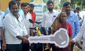 ’ಗೃಹಲಕ್ಷ್ಮೀ’ ದಸರಾ ಸಂಭ್ರಮ : ಮಗನಿಗೆ ಬೈಕ್ ಕೊಡಿಸಿದ ತಾಯಿ grahalakshmi