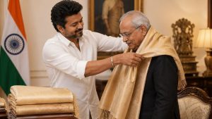 ಕೊನೆಗೂ ಬಹುಮತ ಪಡೆದ ವಿಜಯ್: ತಮಿಳುನಾಡಿನಲ್ಲಿ ಸರ್ಕಾರ ರಚನೆಗೆ ಸಜ್ಜು ತಮಿಳುನಾಡು ರಾಜ್ಯಪಾಲ ರಾಜೇಂದ್ರ ಅರ್ಳೇಕರ್ ಅವರನ್ನು ನಾಲ್ಕನೇ ಬಾರಿ ಭೇಟಿಯಾಗುತ್ತಿರುವ ವಿಜಯ್ ಅವರ ಸಾಂಕೇತಿಕ ಚಿತ್ರ