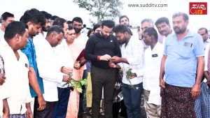 ಧಾರವಾಡದಲ್ಲಿ ಮಳೆ ಕೊರತೆ: ಬೆಳೆ ಹಾನಿ ಪರಿಶೀಲಿಸಿದ ಸಚಿವ ಸಂತೋಷ ಲಾಡ್, ರೈತರಿಗೆ ಪರಿಹಾರದ ಭರವಸೆ ಸಚಿವ ಸಂತೋಷ್ ಲಾಡ್ ಧಾರವಾಡ ಜಿಲ್ಲೆಯ ನವಲಗುಂದ ಮತ್ತು ಕುಂದಗೋಳ ಭಾಗದಲ್ಲಿ ಮಳೆ ಕೊರತೆಯಿಂದ ಹಾನಿಗೊಳಗಾದ ಬೆಳೆಗಳನ್ನು ರೈತರೊಂದಿಗೆ ಪರಿಶೀಲಿಸುತ್ತಿರುವ ದೃಶ್ಯ.